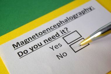 Bir kişi manyetoensefalografi hakkındaki soruyu cevaplıyor..