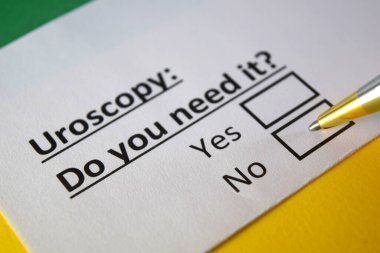 Bir kişi uroskopi ile ilgili soruya cevap veriyor..