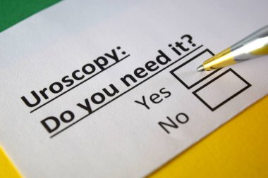 Bir kişi uroskopi ile ilgili soruya cevap veriyor..