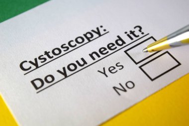 Bir kişi sitoskopi ile ilgili soruya cevap veriyor..