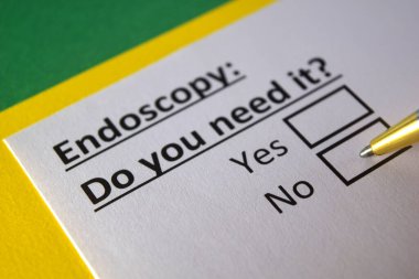 Bir kişi endoskopi ile ilgili soruya cevap veriyor..