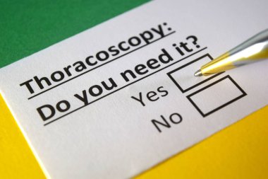 Bir kişi torakoskopi ile ilgili soruya cevap veriyor..