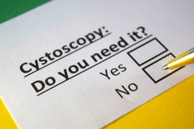 Bir kişi sitoskopi ile ilgili soruya cevap veriyor..