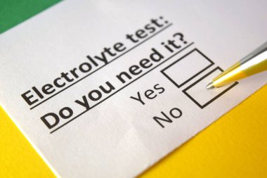 Bir kişi elektrolit testiyle ilgili soruya cevap veriyor..
