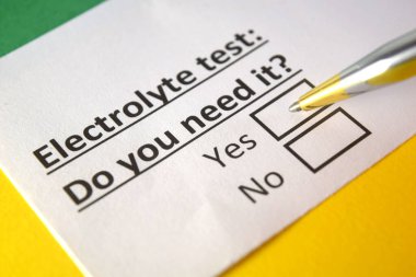 Bir kişi elektrolit testiyle ilgili soruya cevap veriyor..