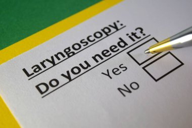 Bir kişi laringoskopi ile ilgili soruya cevap veriyor..