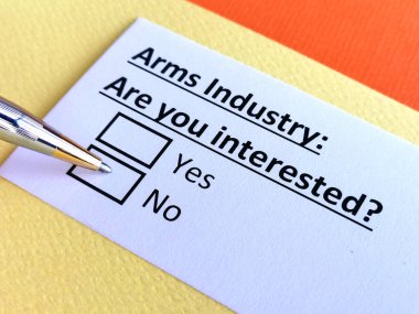 Bir kişi silah endüstrisi hakkındaki soruları cevaplıyor..