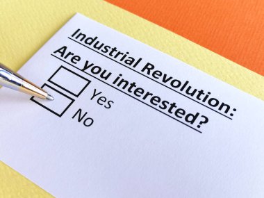 Bir kişi sanayi devrimi ile ilgili soruya cevap veriyor..