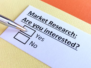 Bir kişi pazar araştırmalarıyla ilgili soruya cevap veriyor..