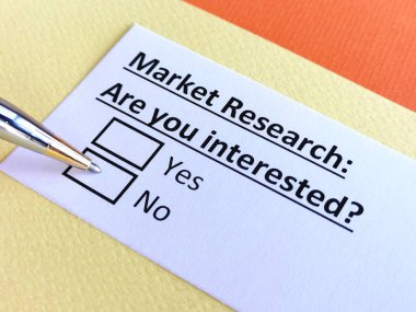 Bir kişi pazar araştırmalarıyla ilgili soruya cevap veriyor..