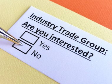 Bir kişi endüstri ticaret grubu hakkındaki soruları yanıtlıyor.
