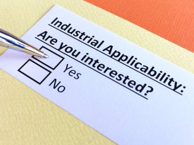 Bir kişi endüstriyel uygulamayla ilgili soruya cevap veriyor.