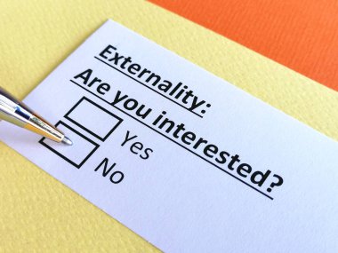 Bir kişi dışsallıkla ilgili soruya cevap veriyor..