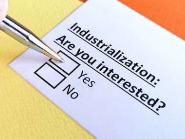 Bir kişi sanayileşme sorusunu cevaplıyor..