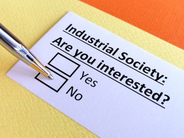 Bir kişi sanayi toplumu hakkındaki soruları cevaplıyor..