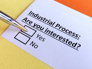 Bir kişi endüstriyel süreçle ilgili soruya cevap veriyor.