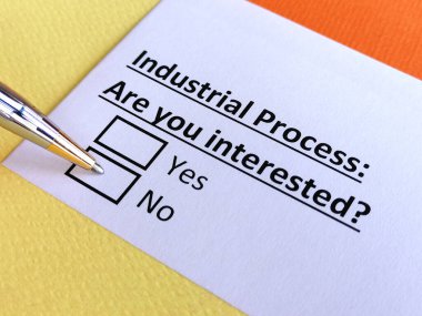 Bir kişi endüstriyel süreçle ilgili soruya cevap veriyor.