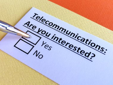 Bir kişi telekomünikasyon ile ilgili soruya cevap veriyor.