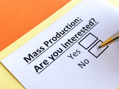 Bir kişi seri üretimle ilgili soruları cevaplıyor..