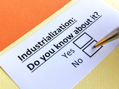 Bir kişi sanayileşme sorusunu cevaplıyor..