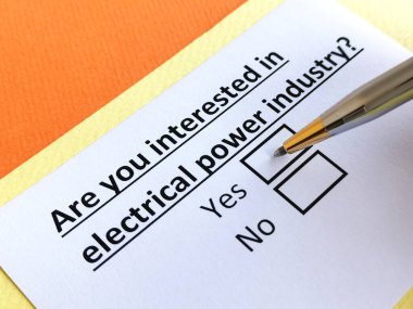 Bir kişi elektrik sanayisiyle ilgili soruya cevap veriyor..