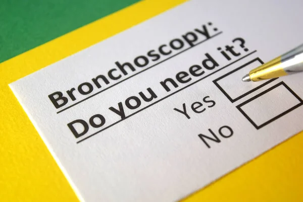 Eine Person Beantwortet Fragen Zur Bronchoskopie — Stockfoto