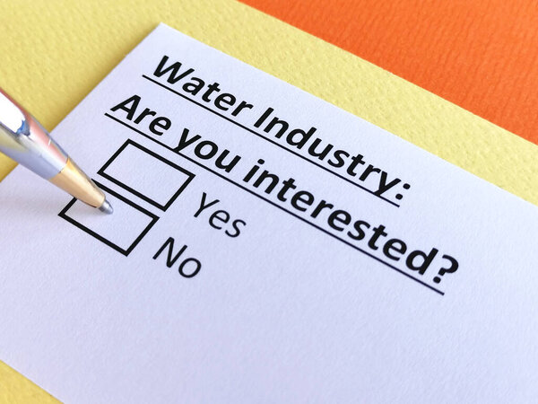 Один человек отвечает на вопрос о водной промышленности.