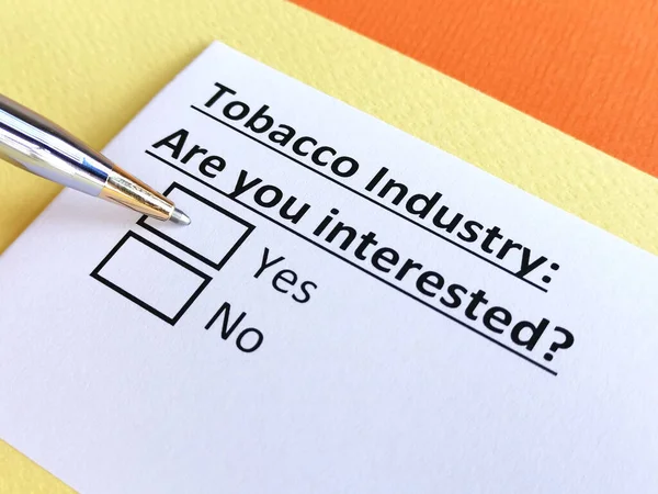 Una Persona Está Respondiendo Pregunta Sobre Industria Del Tabaco — Foto de Stock