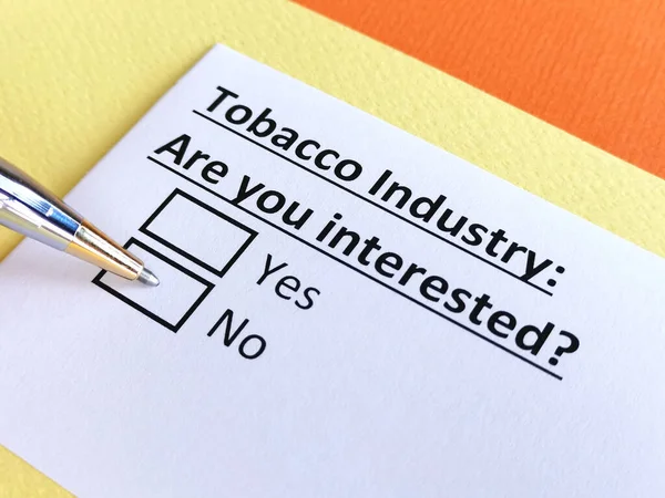 Una Persona Está Respondiendo Pregunta Sobre Industria Del Tabaco — Foto de Stock