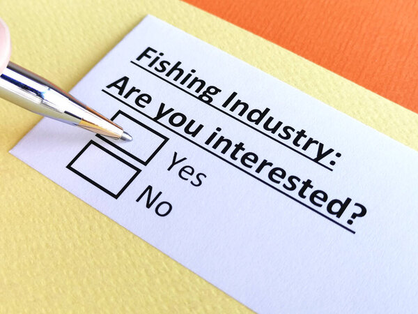 Один человек отвечает на вопрос о рыболовстве.