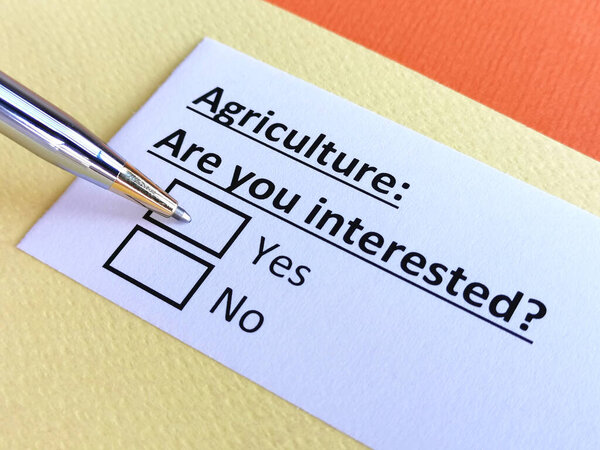 Один человек отвечает на вопрос о сельском хозяйстве.