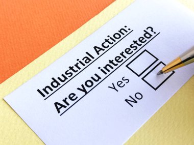 Bir kişi endüstriyel eylem ile ilgili soruya cevap veriyor.