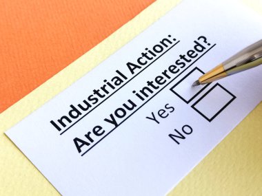 Bir kişi endüstriyel eylem ile ilgili soruya cevap veriyor.