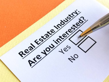 Bir kişi gayrimenkul endüstrisi hakkındaki soruları yanıtlıyor..