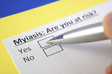 Bir kişi Myiasis hakkındaki soruyu cevaplıyor..