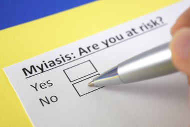 Bir kişi Myiasis hakkındaki soruyu cevaplıyor..