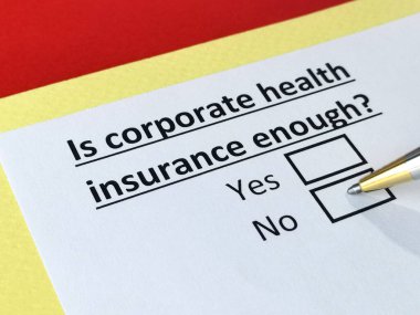 Bir kişi şirket sağlık sigortası ile ilgili soruya cevap veriyor..