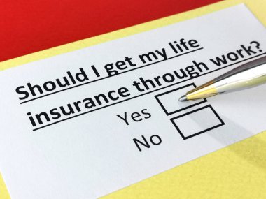 Bir kişi hayat sigortası sorusuna cevap veriyor..