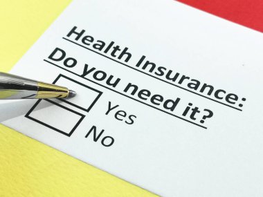 Bir kişi sağlık sigortası sorusunu cevaplıyor..