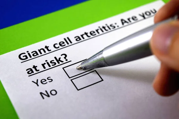 Una Persona Está Respondiendo Pregunta Sobre Arteritis Células Gigantes — Foto de Stock