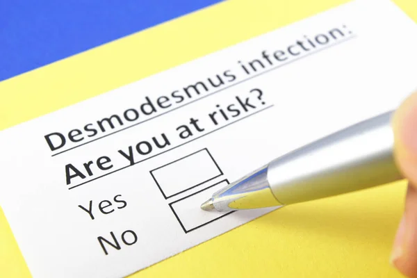 Una Persona Está Respondiendo Pregunta Sobre Infección Por Desmodesmus — Foto de Stock