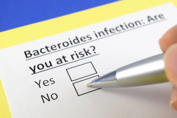 Una Persona Está Respondiendo Pregunta Sobre Infección Por Bacteroides — Foto de Stock
