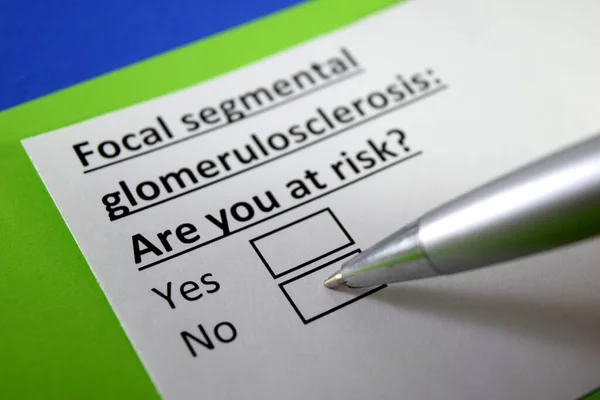 Una Persona Está Respondiendo Pregunta Sobre Glomeruloesclerosis Segmentaria Focal — Foto de Stock