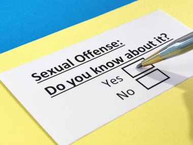 Bir kişi cinsel suçla ilgili soruya cevap veriyor..