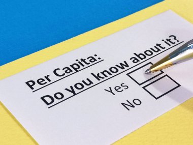 Bir kişi kişi kişi başına düşen soruya cevap veriyor.