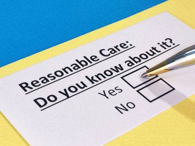 Bir kişi makul bakım ile ilgili soruya cevap veriyor..