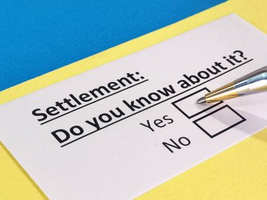 Bir kişi anlaşmayla ilgili soruya cevap veriyor..