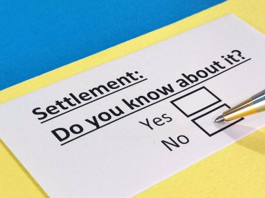 Bir kişi anlaşmayla ilgili soruya cevap veriyor..