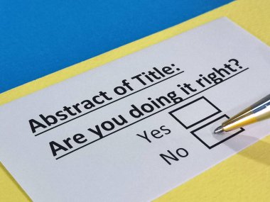 Bir kişi soyut başlık sorusunu cevaplıyor.