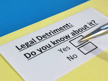 Bir kişi hukuki zararla ilgili soruya cevap veriyor..